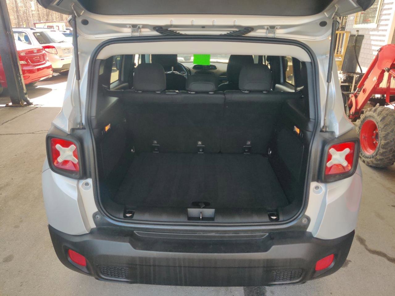 Used 2015 Jeep Renegade Latitude image 11