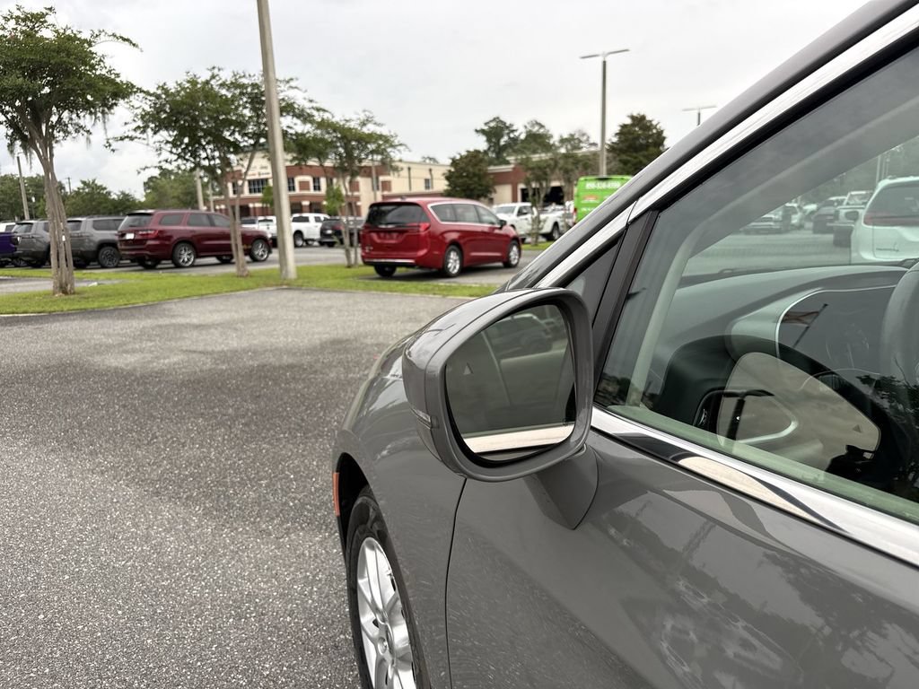Used 2022 Chrysler Pacifica Touring-L FWD image 11