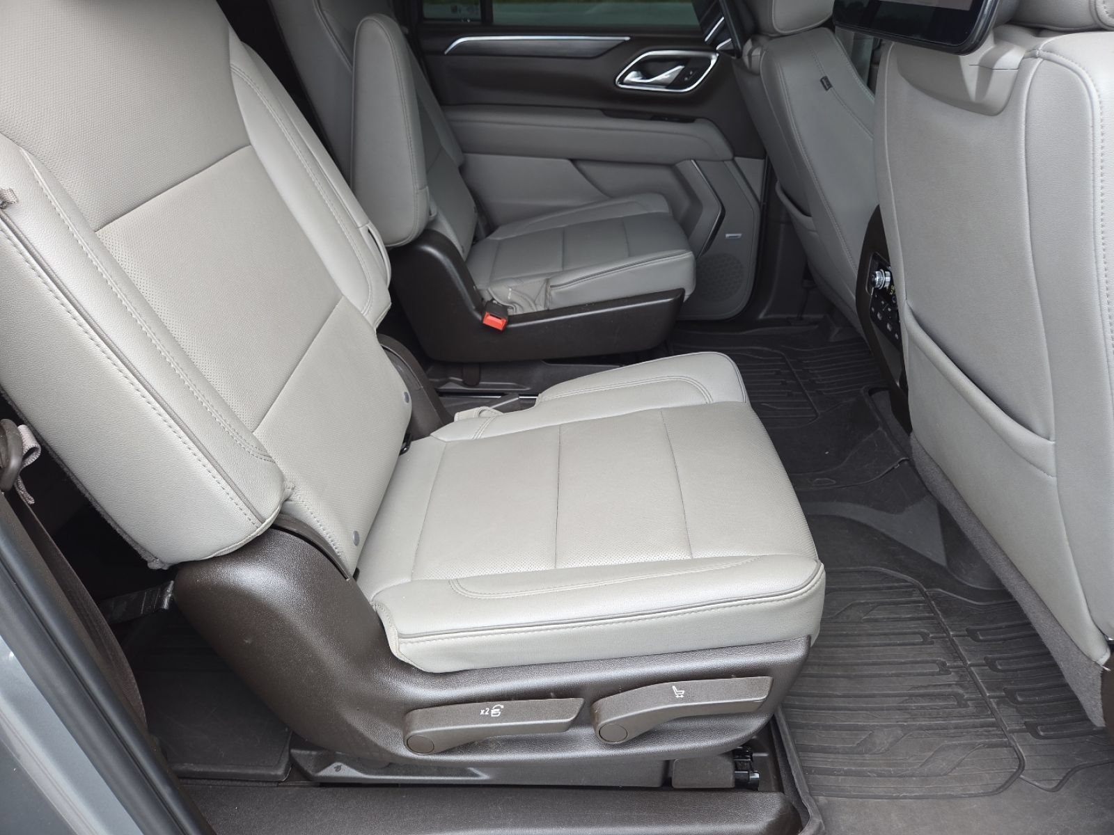 Used 2024 GMC Yukon XL SLT w/ SLT Luxury Package AWD/4WD image 27