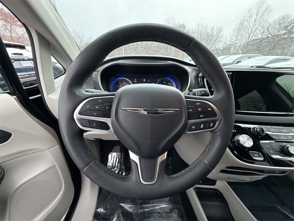 Used 2023 Chrysler Pacifica Touring-L image 11