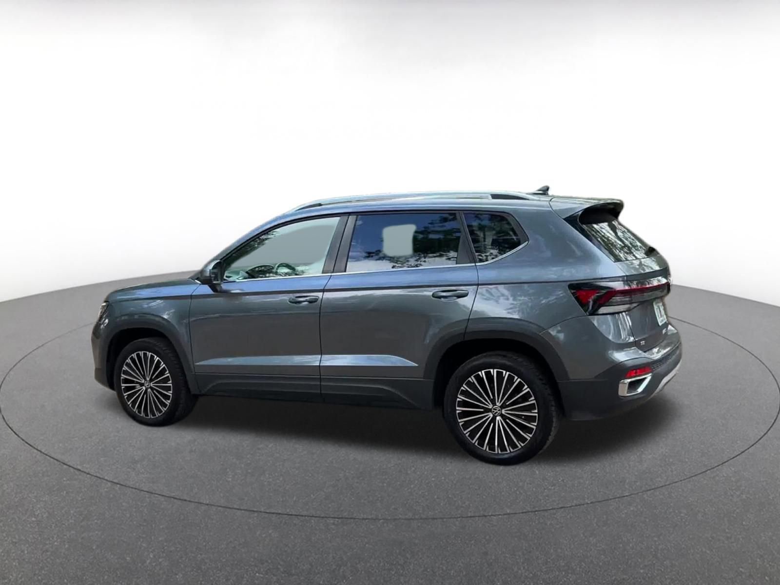 Used 2025 Volkswagen Taos SE image 10