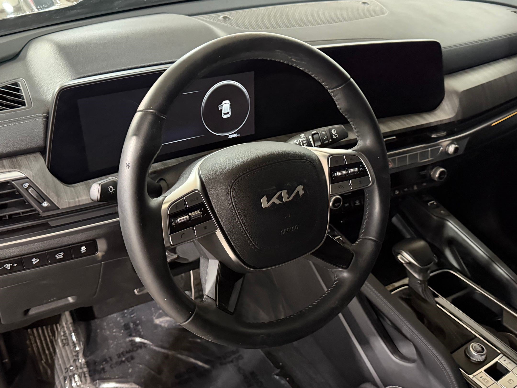 Used 2024 Kia Telluride SX w/ Towing Package FWD image 3