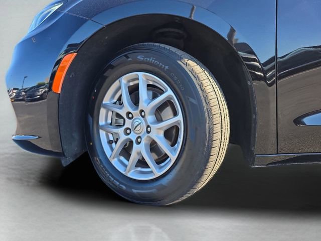 Used 2024 Chrysler Pacifica Touring-L image 32