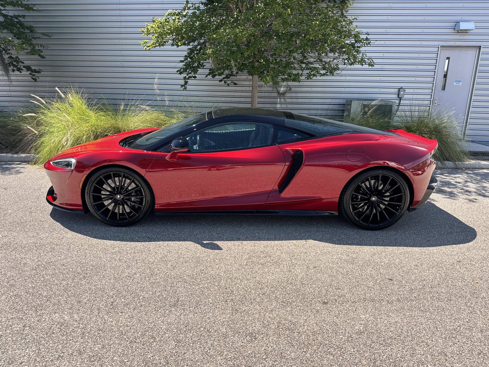 Used 2020 McLaren GT RWD image 2