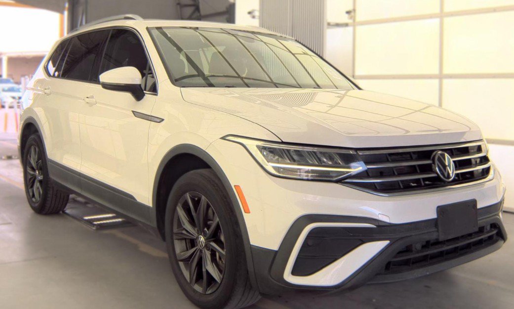 Used 2023 Volkswagen Tiguan SE w/ Panoramic Sunroof Package FWD image 1