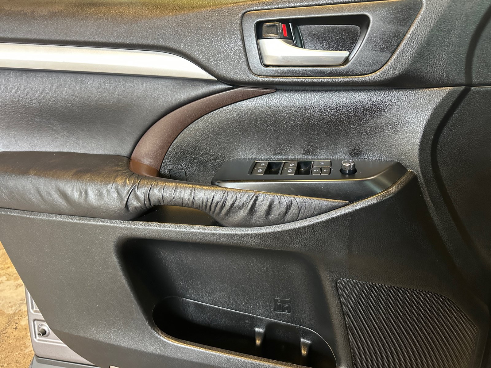 Used 2016 Toyota Highlander XLE FWD image 30