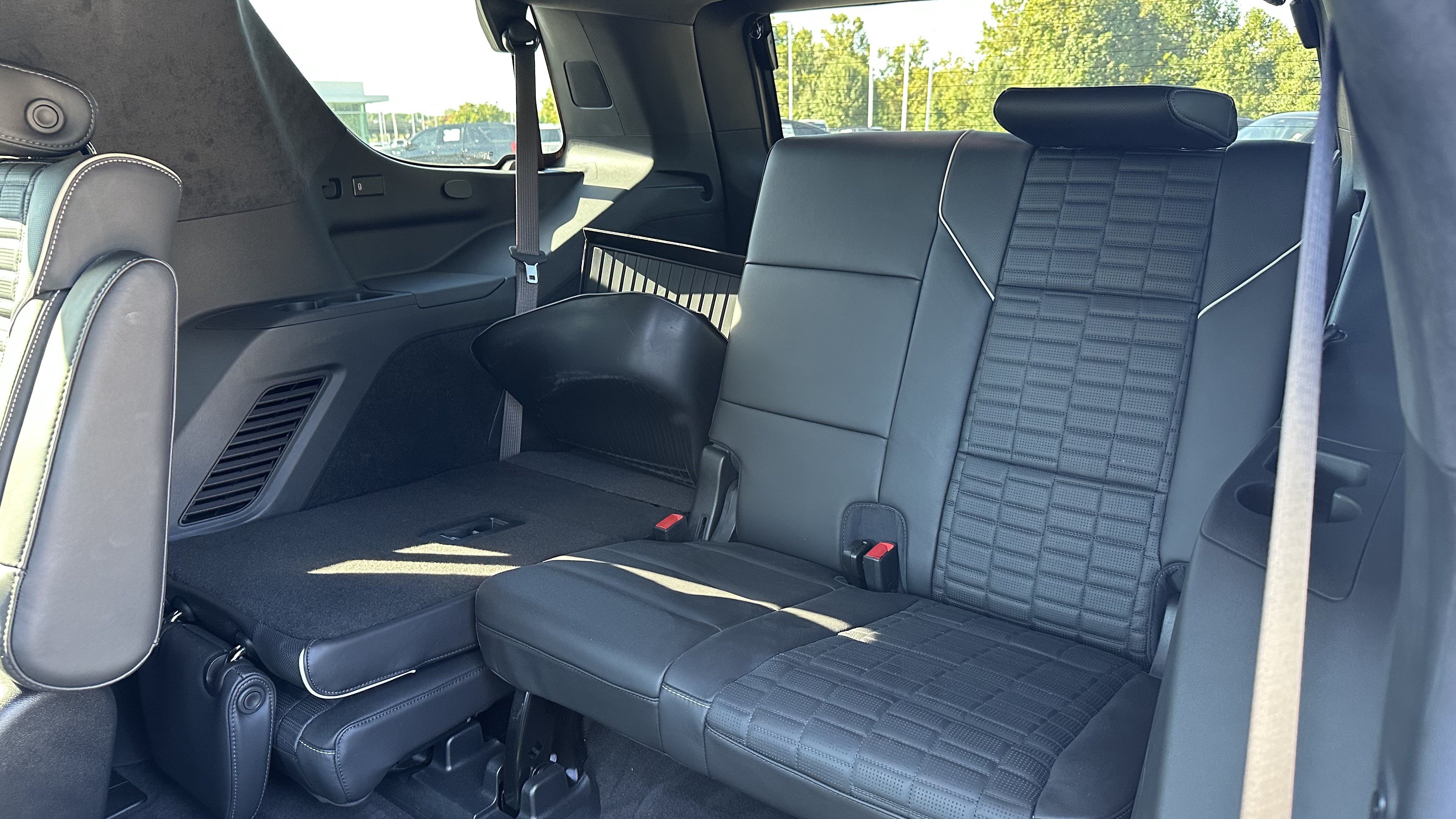 Used 2022 Cadillac Escalade Premium Luxury Platinum AWD/4WD image 33