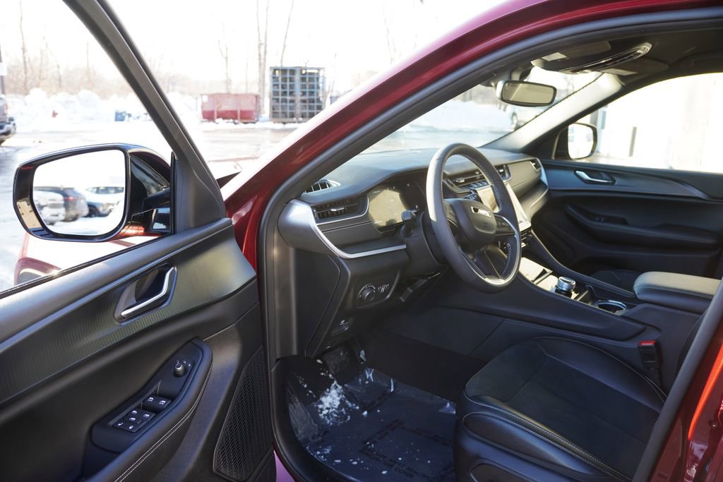 Certified 2025 Jeep Grand Cherokee Altitude image 14