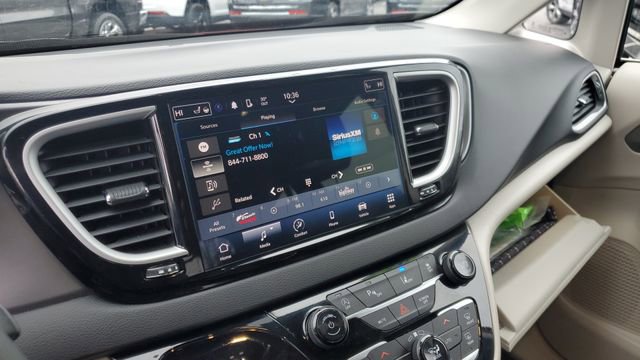 Certified 2024 Chrysler Pacifica Touring-L image 13