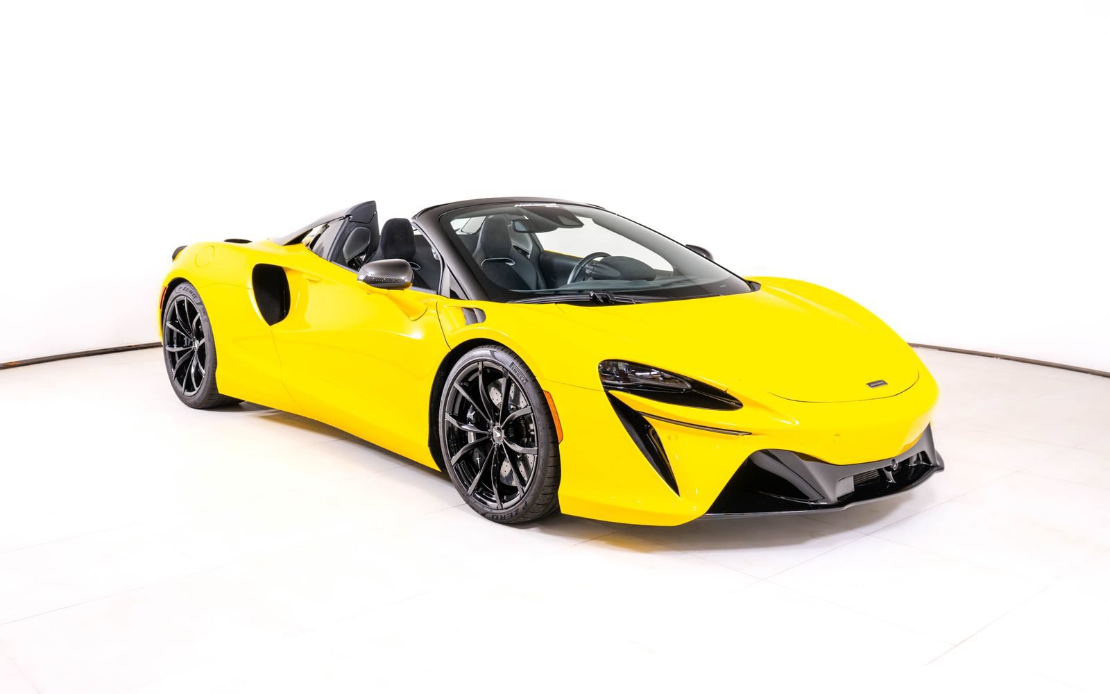 Used 2025 McLaren Artura Spider RWD image 9