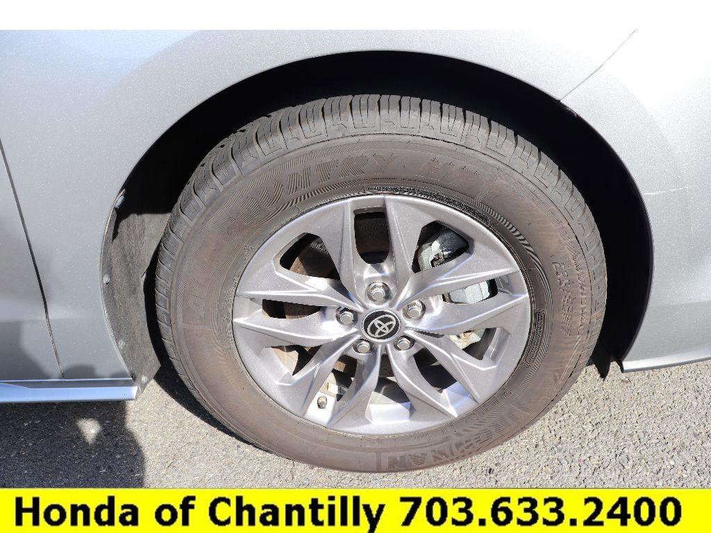 Used 2024 Toyota Sienna XLE image 30