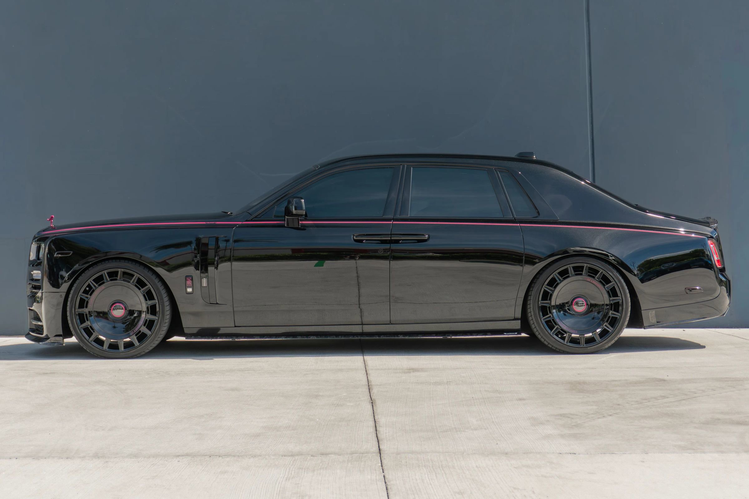 Used 2023 Rolls-Royce Phantom Sedan RWD image 2