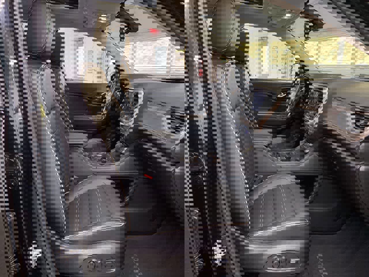 Used 2022 GMC Acadia Denali w/ Denali Ultimate Package AWD/4WD image 18