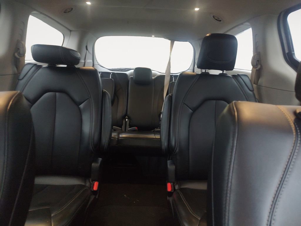 Used 2024 Chrysler Pacifica Touring-L FWD image 13