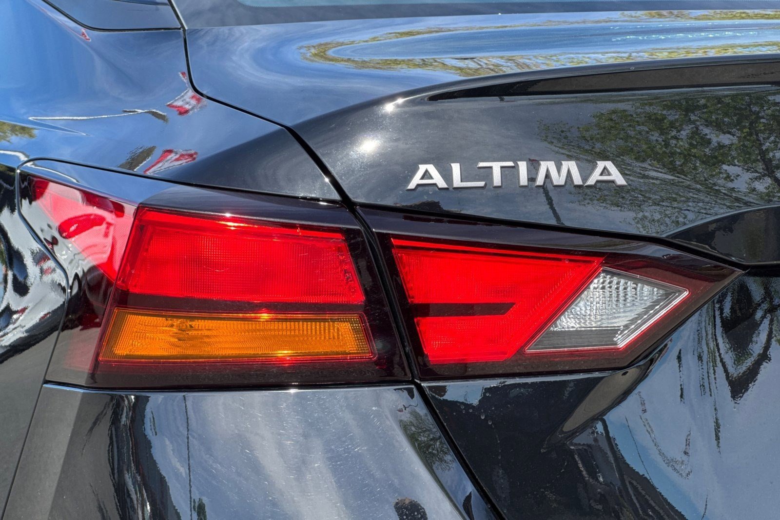 Used 2025 Nissan Altima 2.5 SV image 11