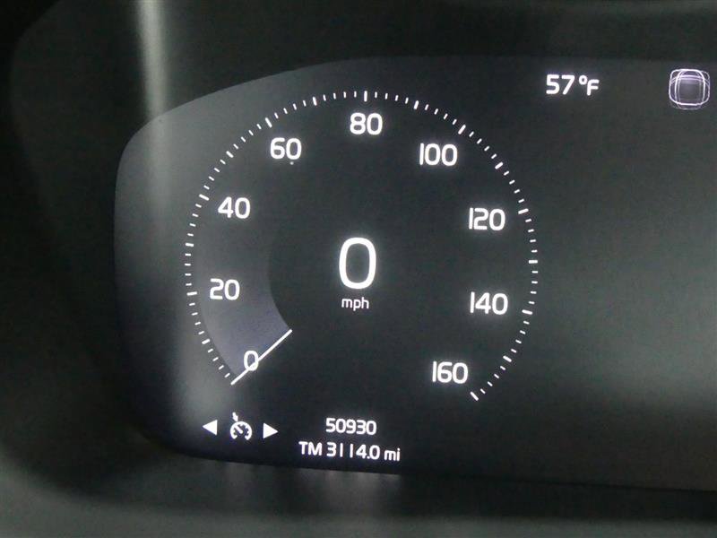 Used 2022 Volvo XC40 T5 Momentum image 34