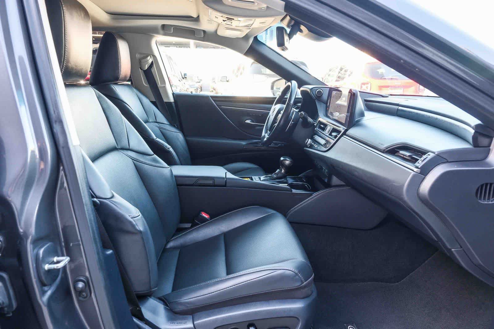 Used 2025 Lexus ES 300h w/ Premium Package FWD image 18