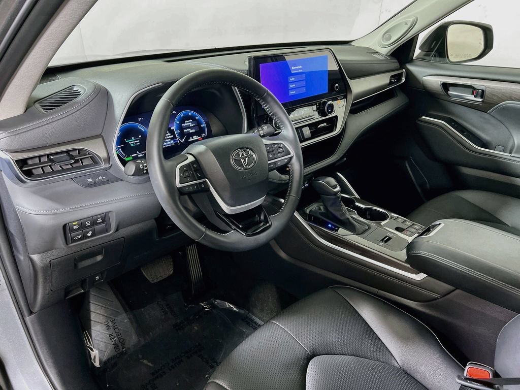 Certified 2026 Toyota Highlander Limited AWD/4WD image 9