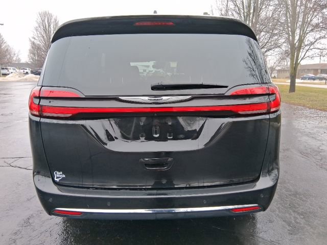 Used 2024 Chrysler Pacifica Touring-L image 4