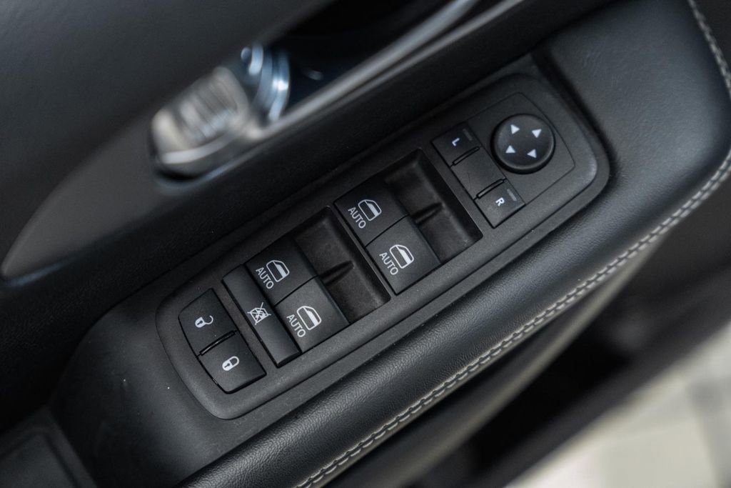 Used 2025 Chrysler Pacifica Select image 40