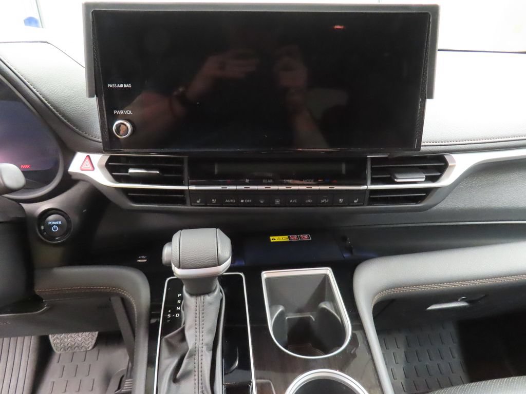 Used 2025 Toyota Sienna Platinum AWD/4WD image 22