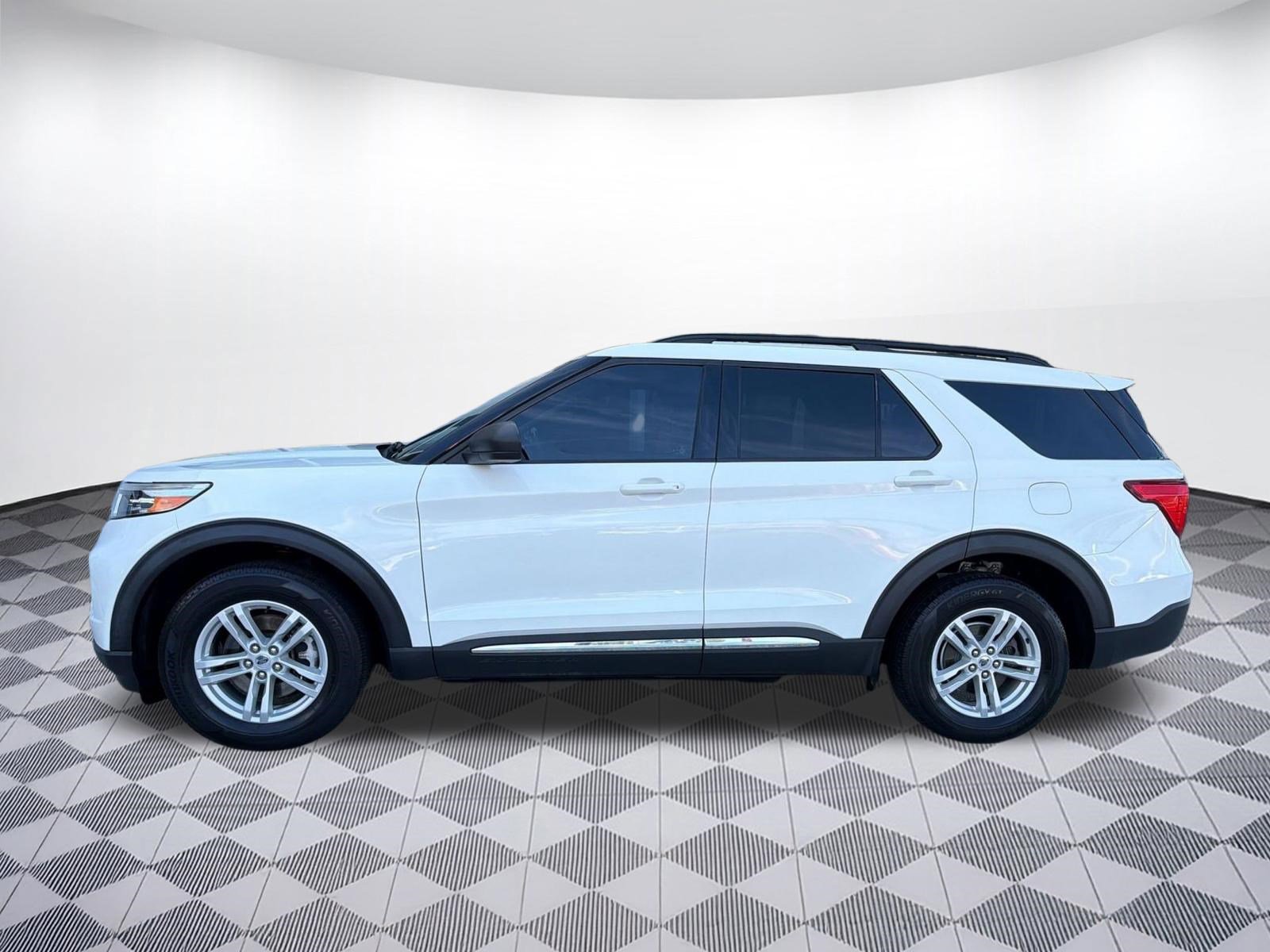 Used 2021 Ford Explorer XLT w/ Equipment Group 202A AWD/4WD image 2