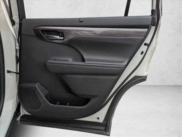 Used 2020 Toyota Highlander Limited image 23