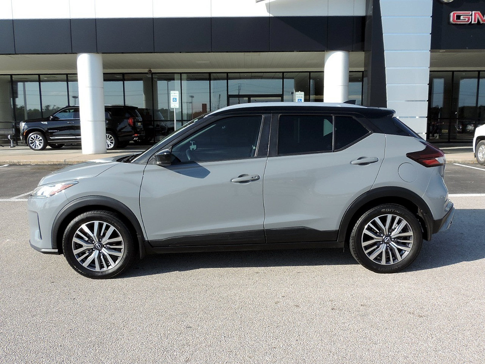 Used 2023 Nissan Kicks SV FWD image 8