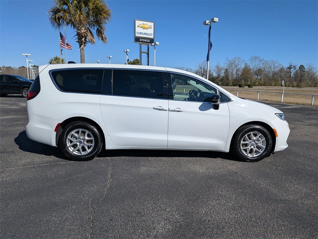 Used 2024 Chrysler Pacifica Touring-L video 3