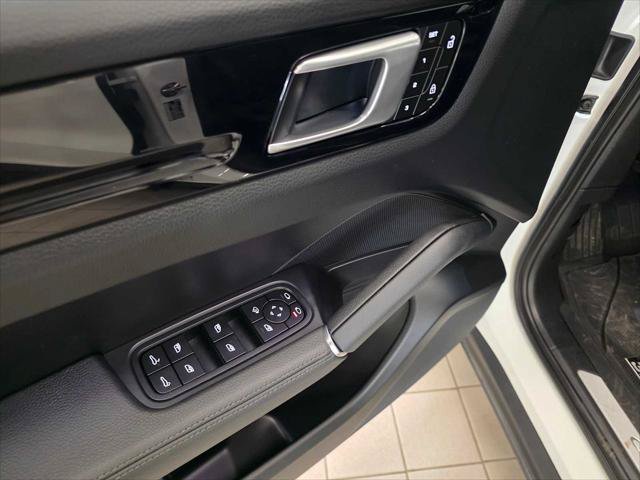 Used 2023 Porsche Cayenne AWD/4WD image 25