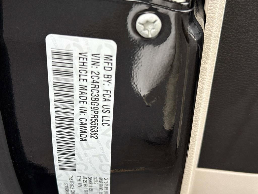 Used 2023 Chrysler Pacifica Touring-L image 15