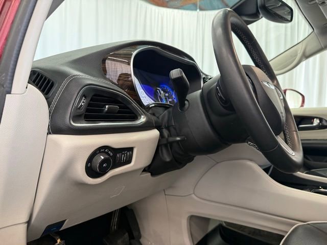 Used 2022 Chrysler Pacifica Limited FWD image 18