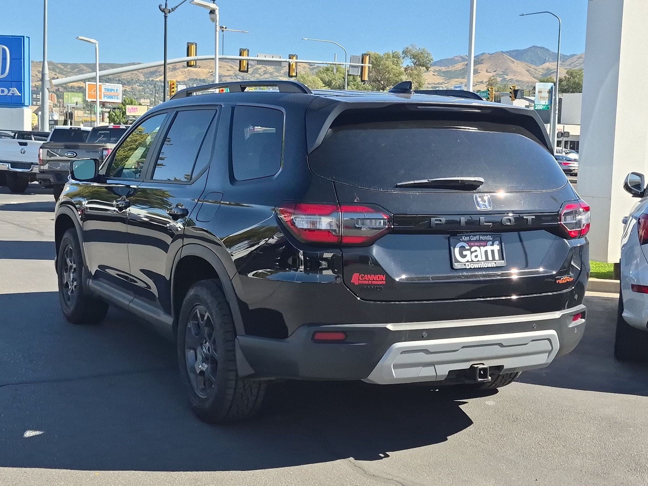 Used 2025 Honda Pilot TrailSport image 8