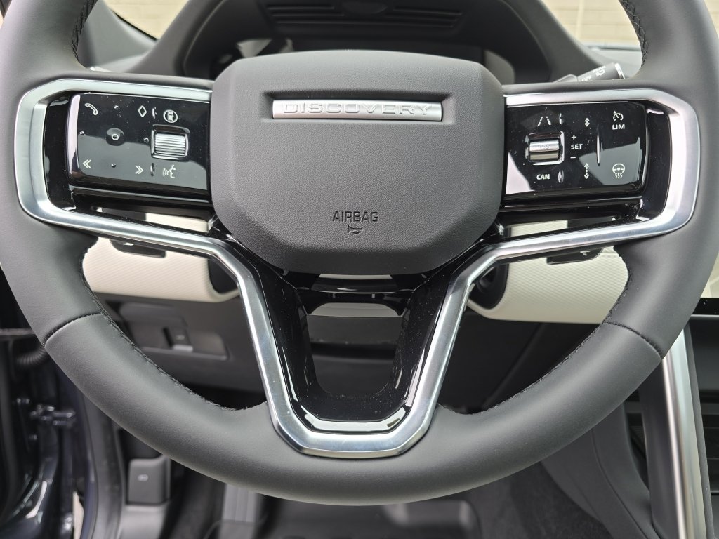 New 2025 Land Rover Discovery Sport Dynamic SE image 31