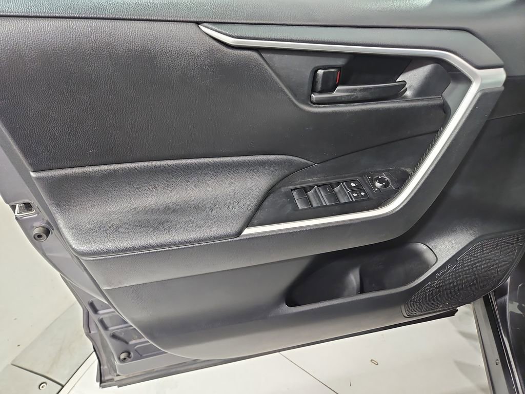 Used 2020 Toyota RAV4 LE image 10