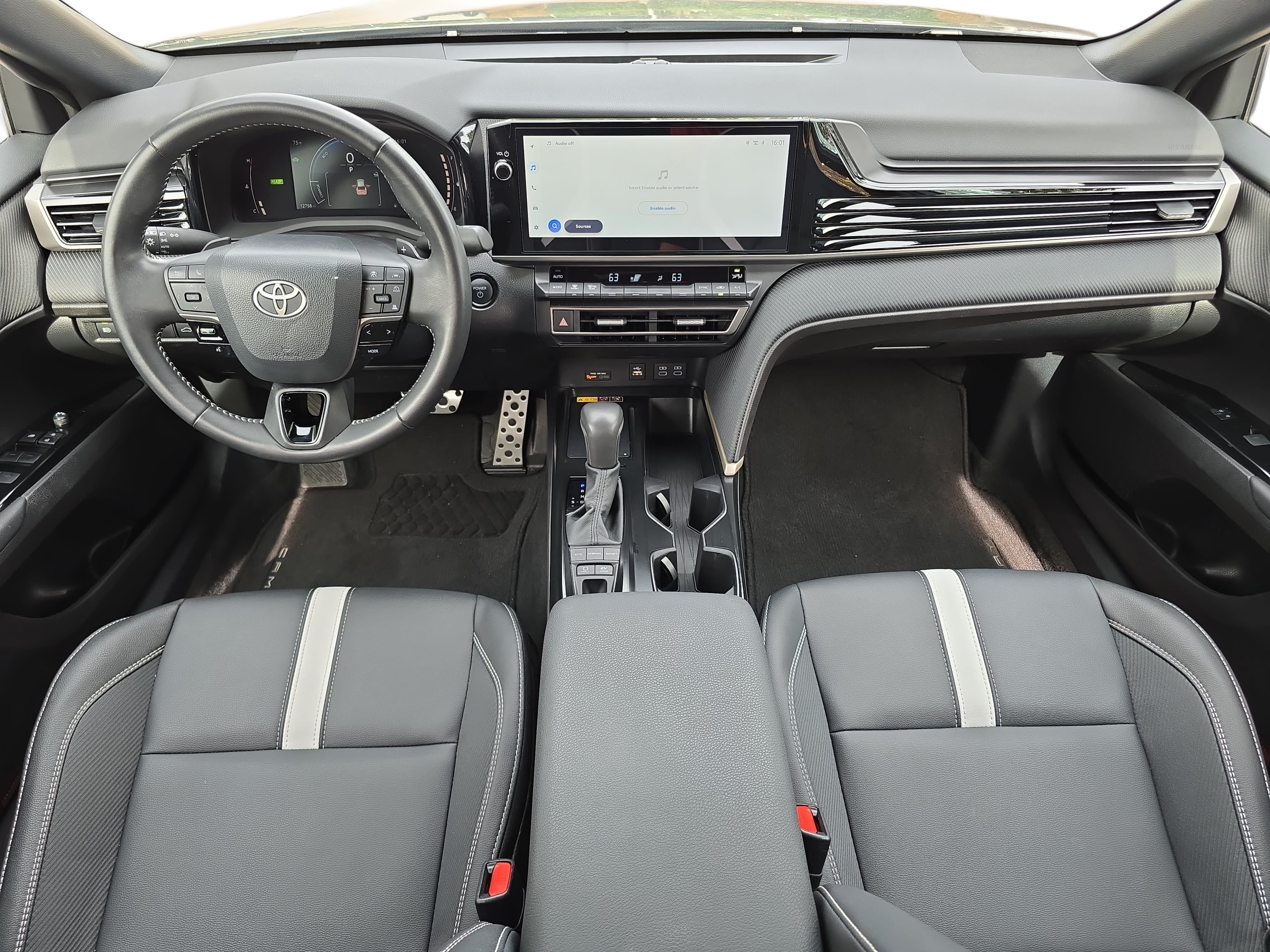 Used 2025 Toyota Camry SE w/ Multimedia Upgrade Package FWD image 9
