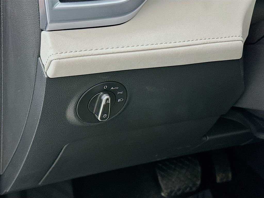 Used 2025 Volkswagen Taos SE image 15