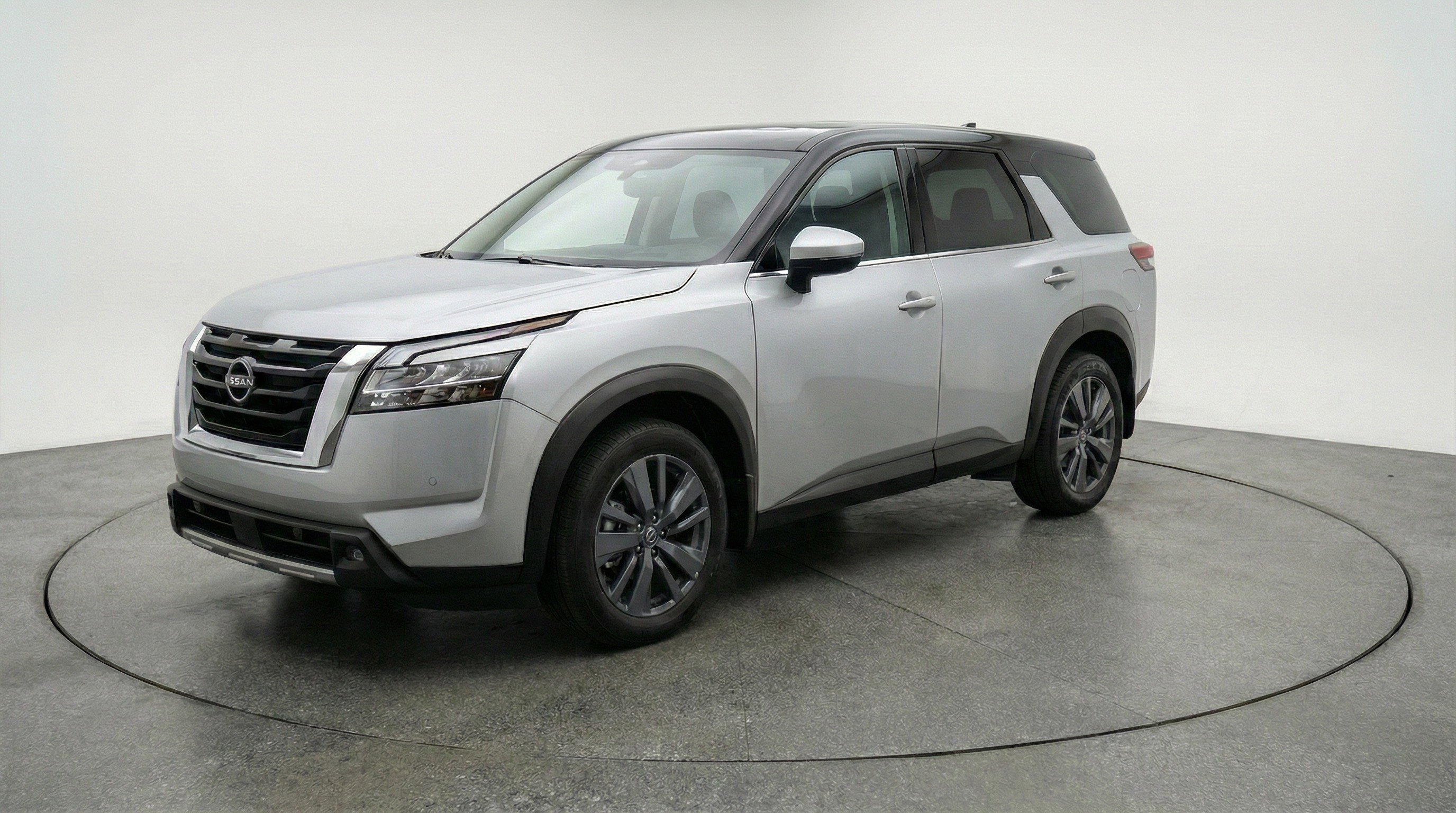 Used 2025 Nissan Pathfinder SV image 3