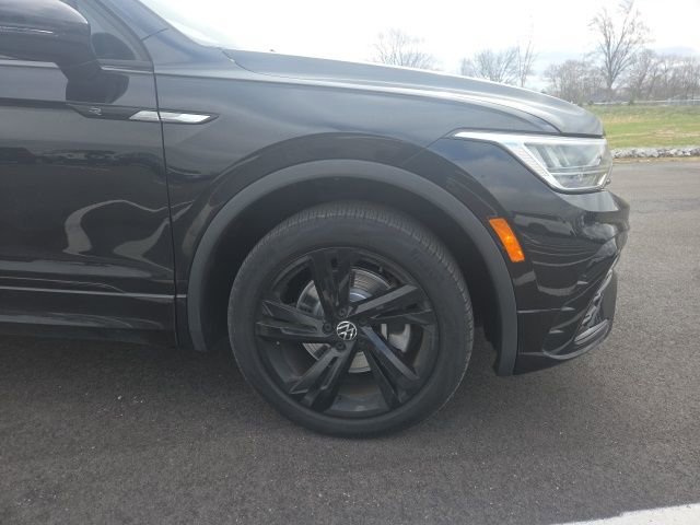 Used 2023 Volkswagen Tiguan SE R-Line image 4