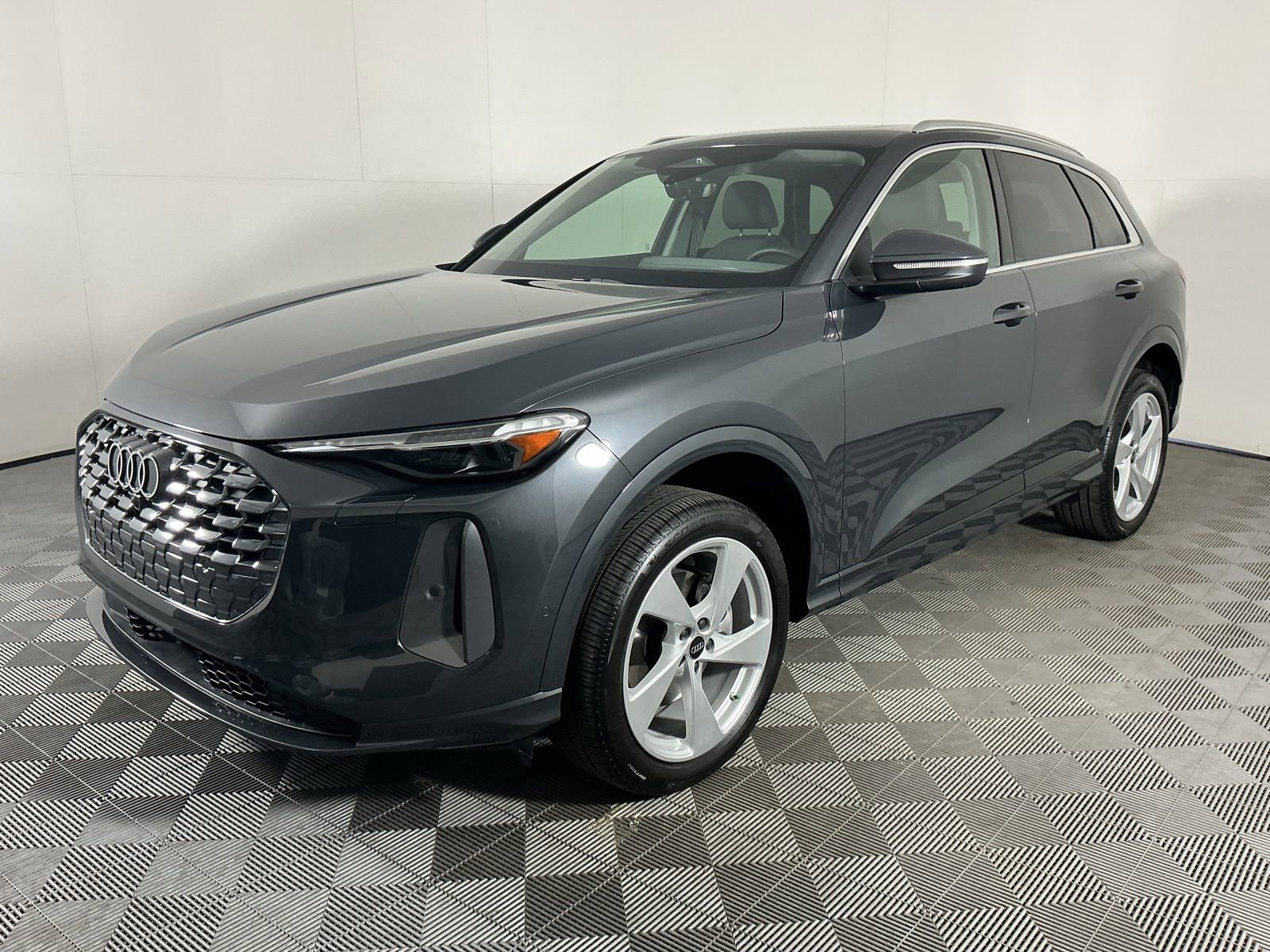 Used 2025 Audi Q5 Premium Plus w/ Premium Plus image 4