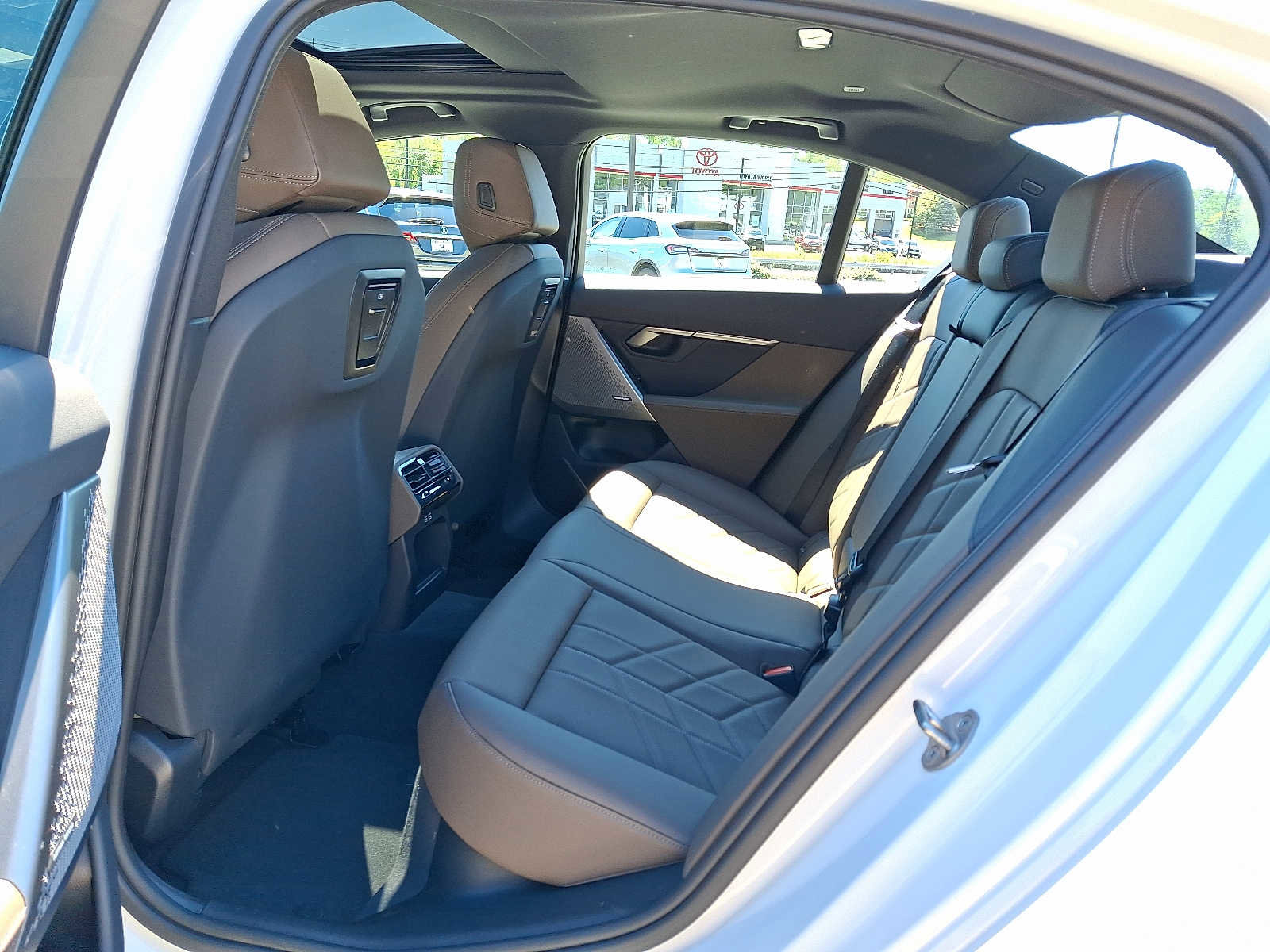 Used 2024 BMW i5 eDrive40i w/ Premium Package image 10