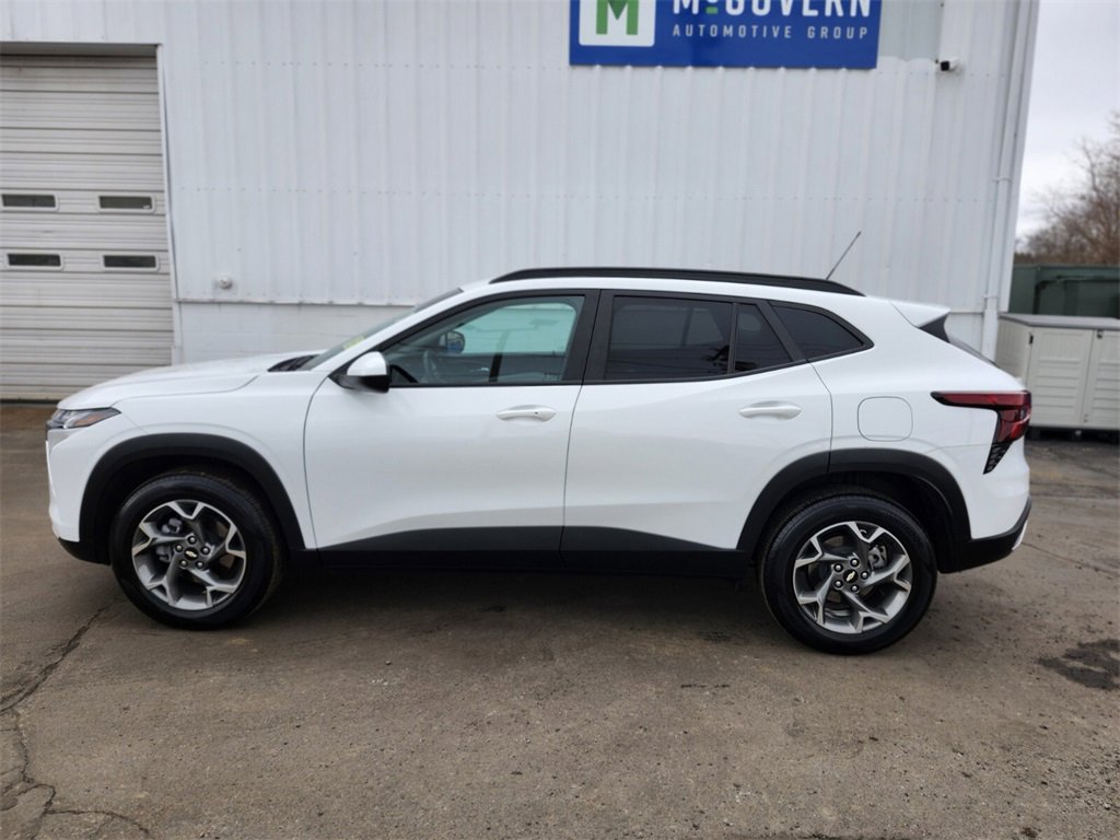 Used 2025 Chevrolet Trax LT w/ Sunroof Package image 2
