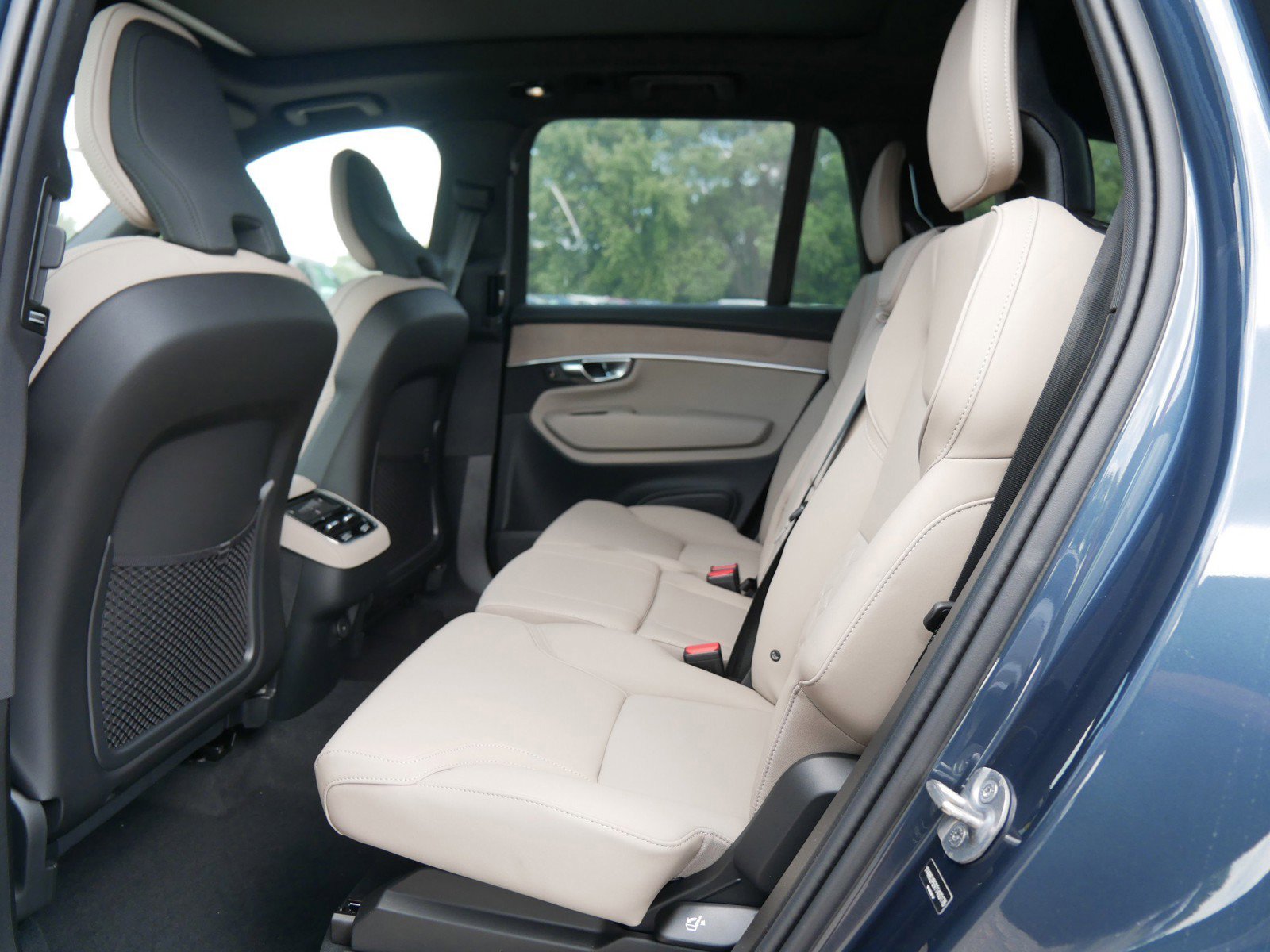 New 2026 Volvo XC90 B6 Plus w/ Protection Package Premier image 6