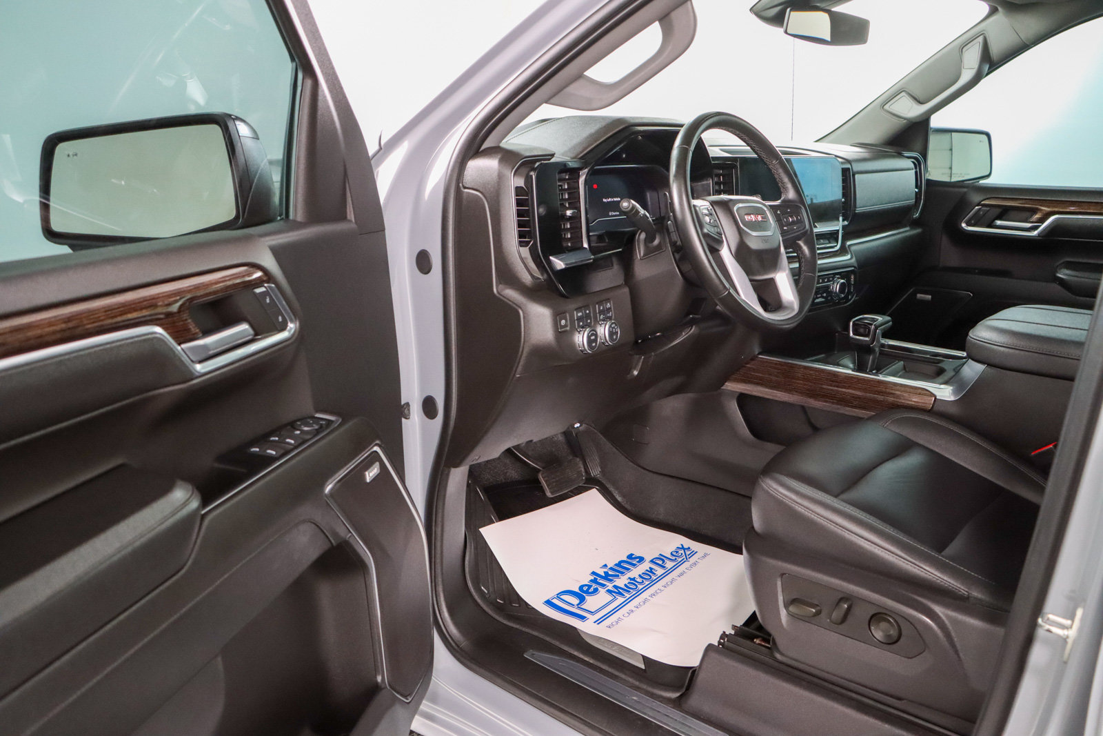 Used 2024 GMC Sierra 1500 Elevation w/ Elevation Premium Package AWD/4WD image 3
