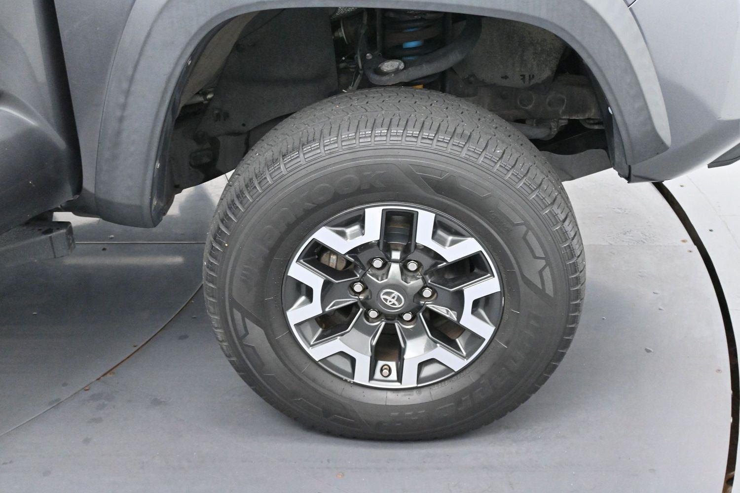 Used 2020 Toyota Tacoma TRD Off-Road w/ Technology Package AWD/4WD image 31