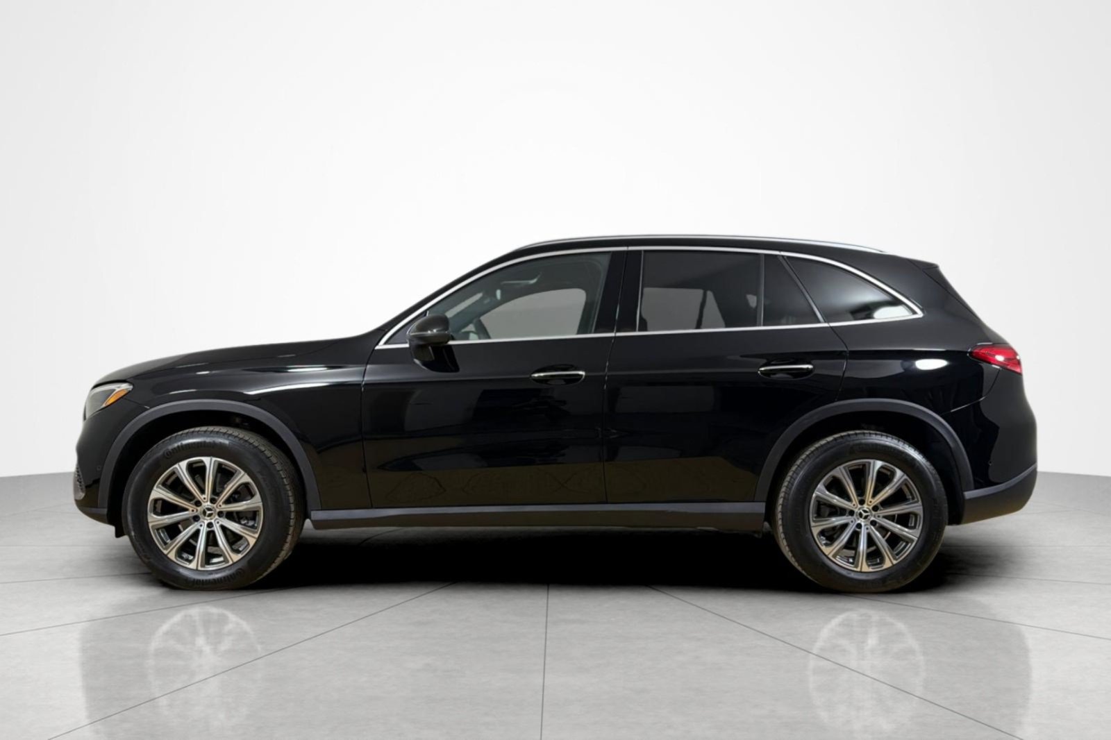 Used 2024 Mercedes-Benz GLC 300 4MATIC image 2