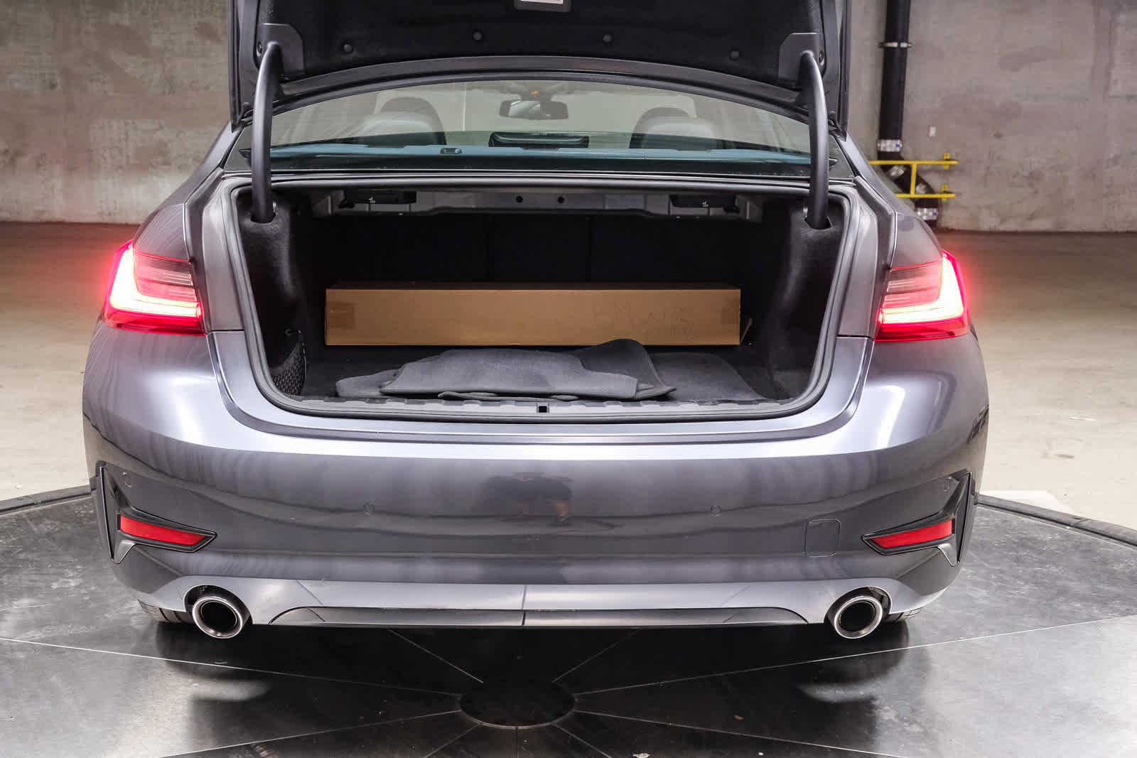 Used 2022 BMW 330e w/ Driving Assistance Package RWD image 31