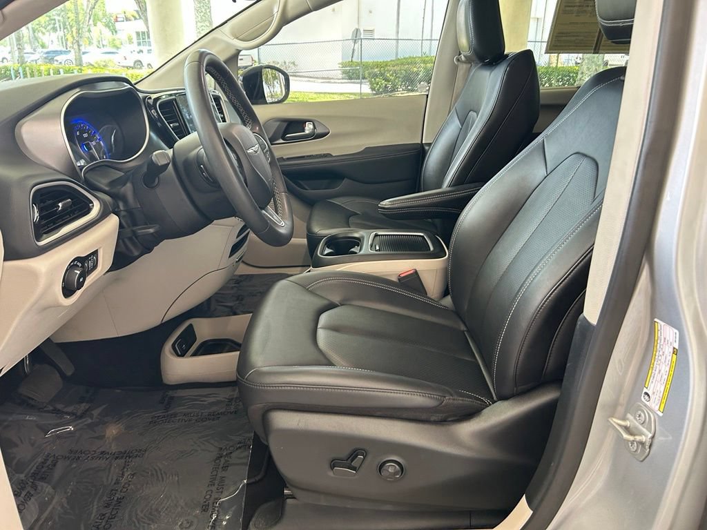 Used 2024 Chrysler Pacifica Touring-L FWD image 6