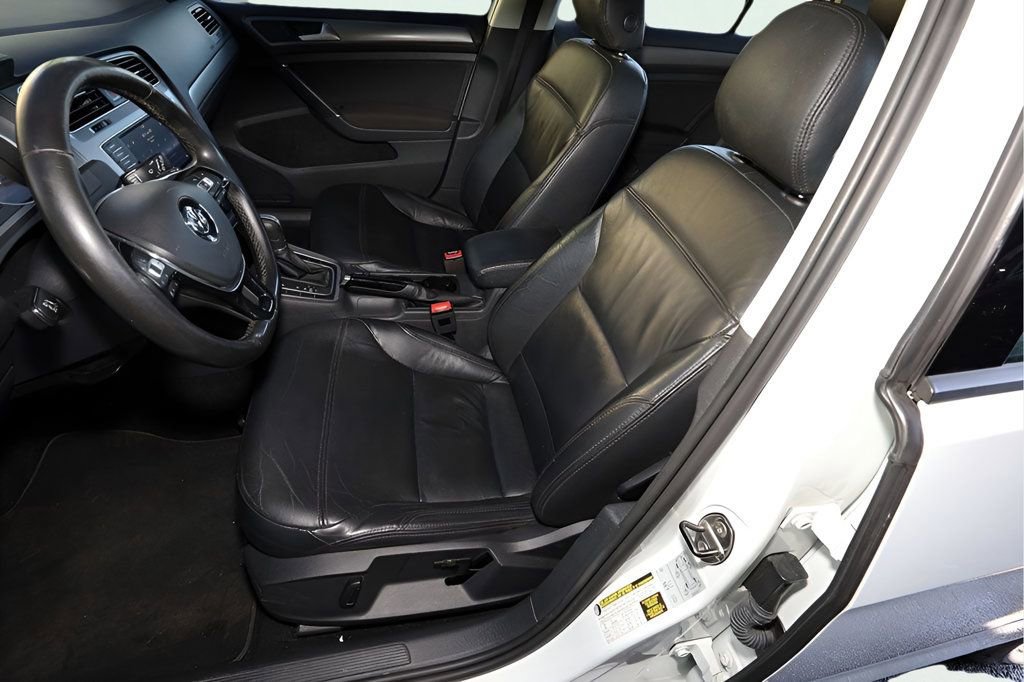 Used 2017 Volkswagen Golf S image 11