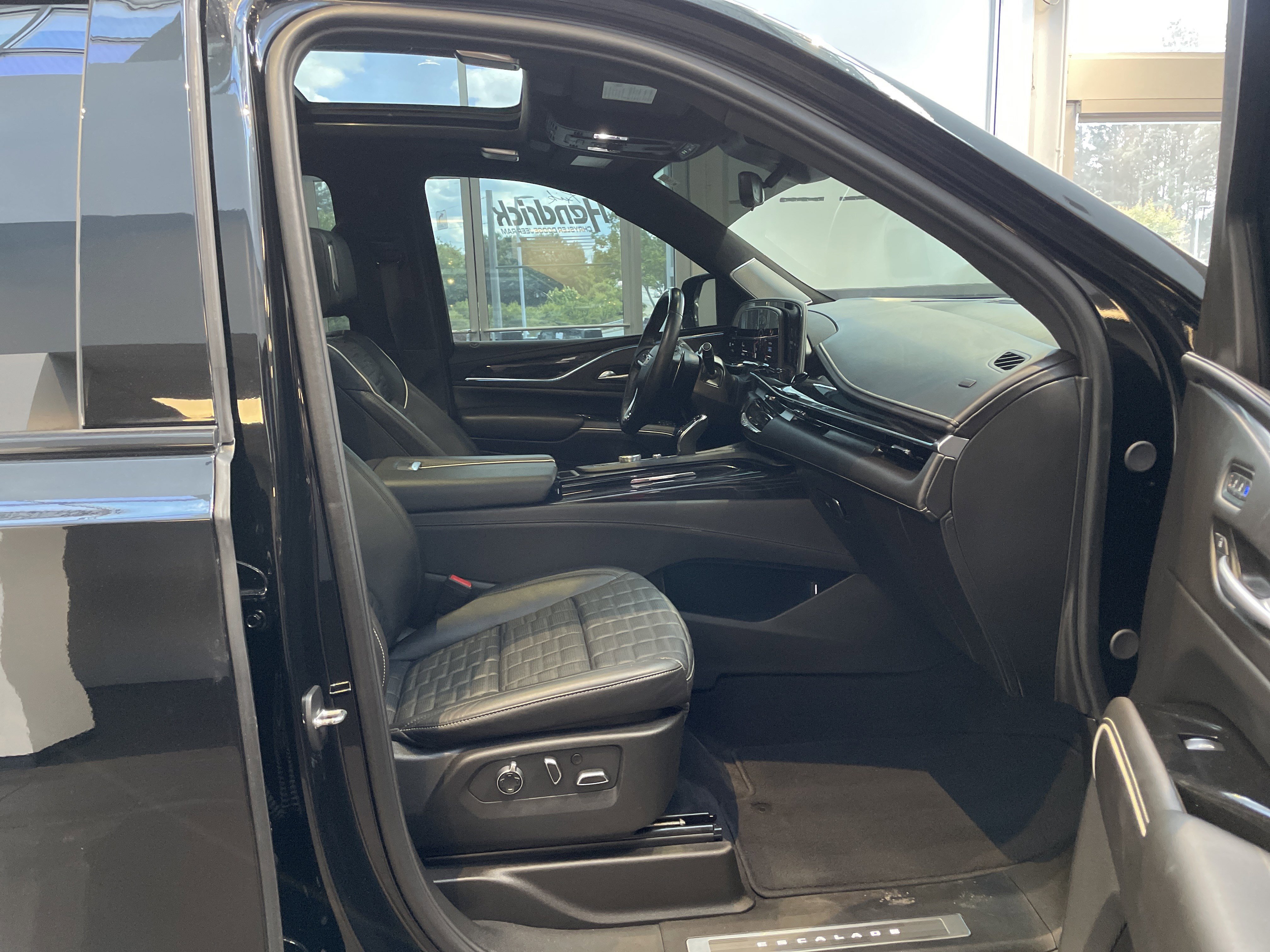 Used 2024 Cadillac Escalade ESV V w/ Heavy-Duty Trailer Package AWD/4WD image 46